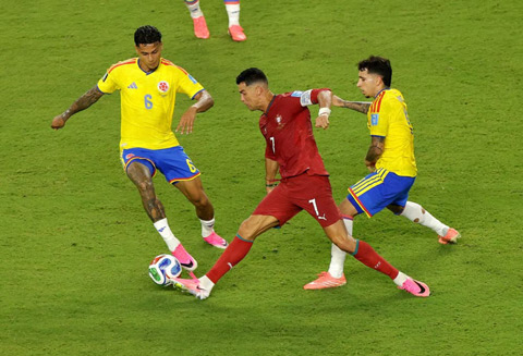 Ronaldo hoàn toàn "tắt điện" trước Colombia